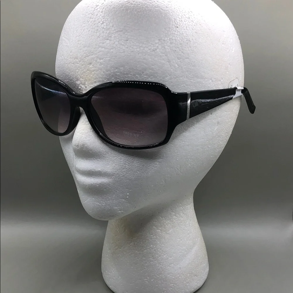 Bundle lot 8 trendy fashion sunglasses variety of brands and styles.